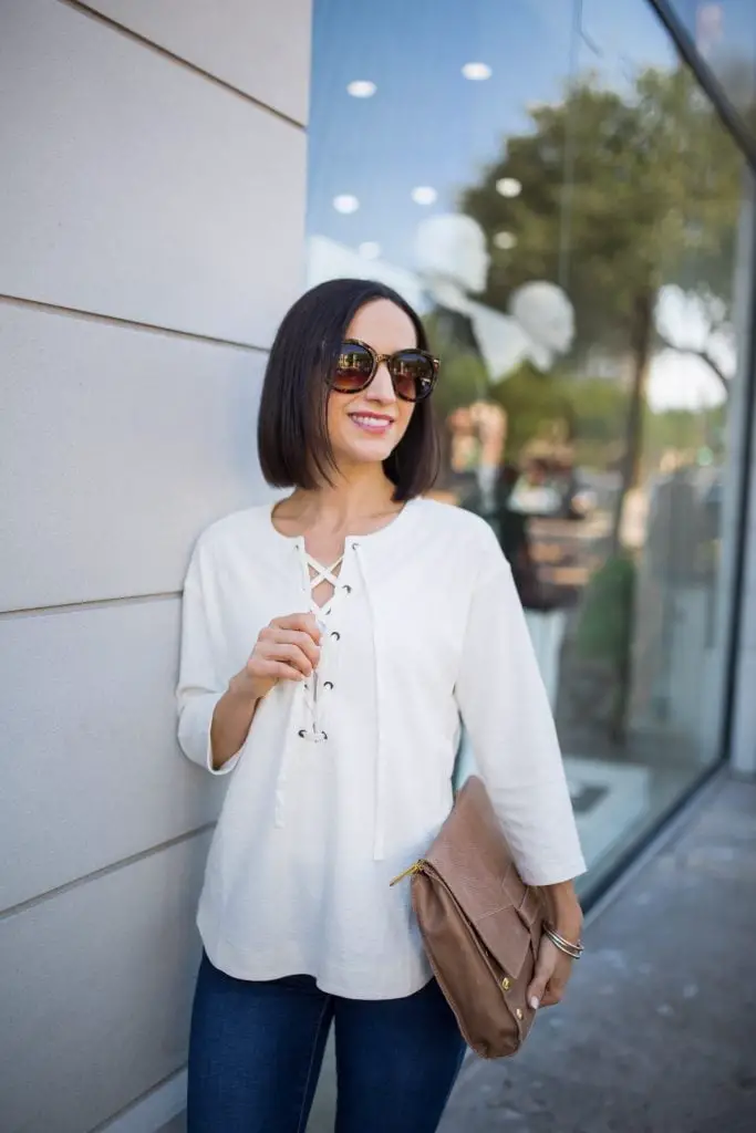 White Lace-Up Top With Dark Blue Jeans White Lace-Up Top With Dark Blue Jeans — Simple Skinny Jeans Outfits