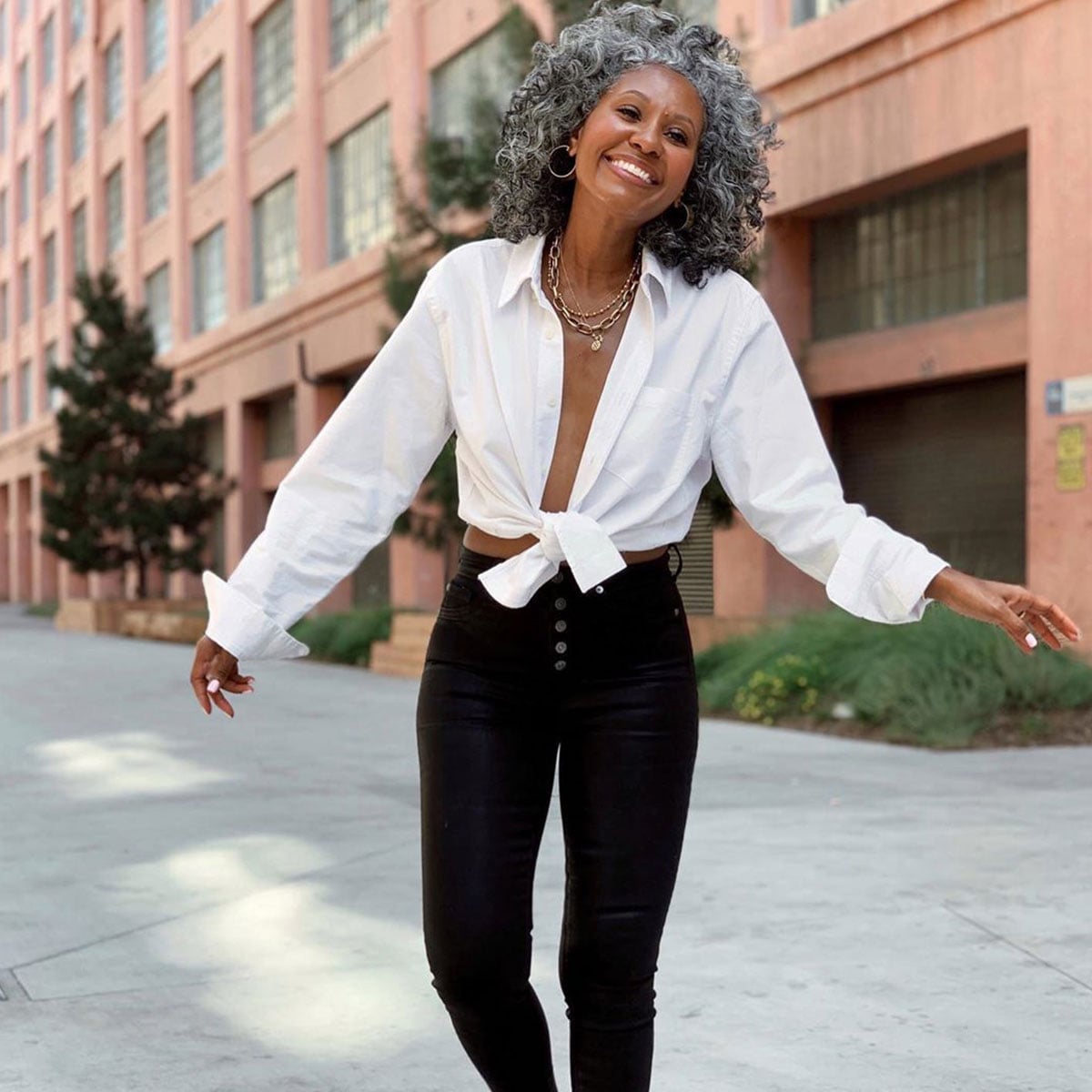 Knotted White Shirt With Black Skinny Jeans Knotted White Shirt With Black Skinny Jeans — Simple Skinny Jeans Outfits