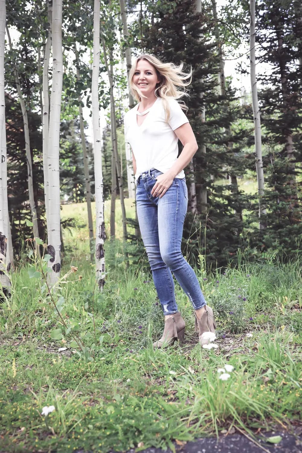White V-Neck Tee With Fringed Ankle Boots White V-Neck Tee With Fringed Ankle Boots — Simple Skinny Jeans Outfits