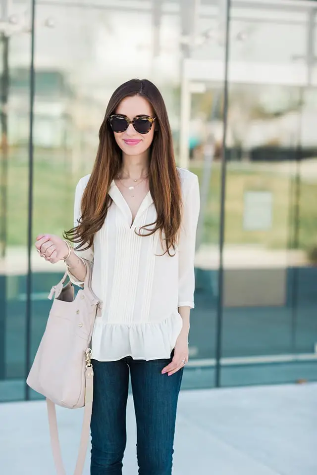 Dark Wash Jeans With Pleated Blouse and Sneakers Dark Wash Jeans With Pleated Blouse and Sneakers — Simple Skinny Jeans Outfits