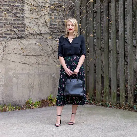 Black Pencil Skirt with Light Blue Shirt and Black Belt Black Pencil Skirt with Light Blue Shirt and Black Belt — Simple Skirt Outfit Work