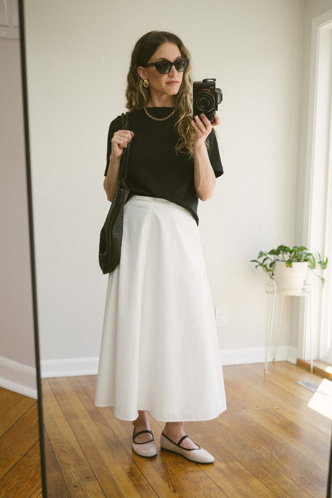 White A-Line Skirt with T-Shirt and Ballet Flats White A-Line Skirt with T-Shirt and Ballet Flats — Simple Skirt Outfit Work