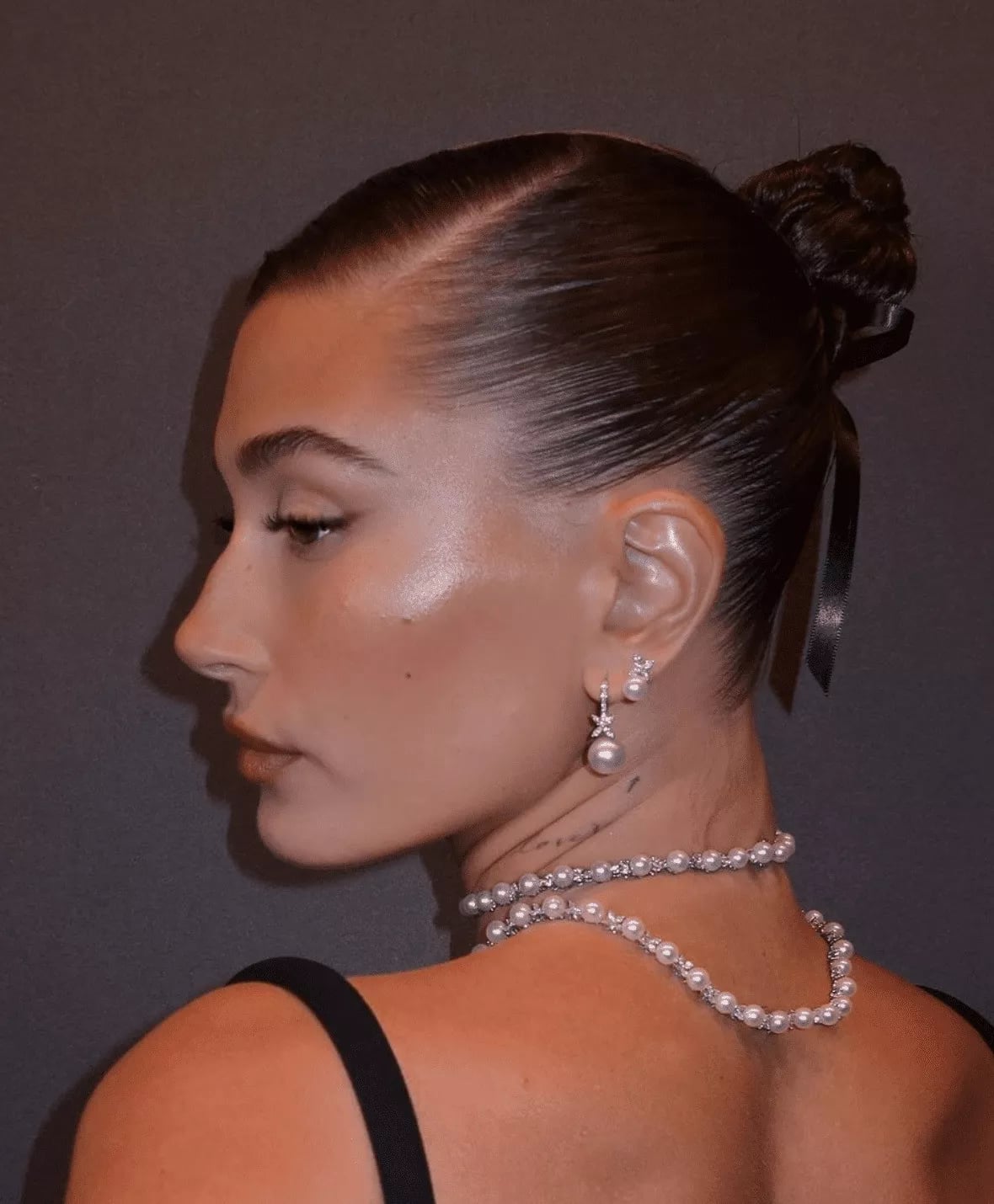 High Sleek Bun With Middle Part High Sleek Bun With Middle Part — Simple Slicked Back Hair