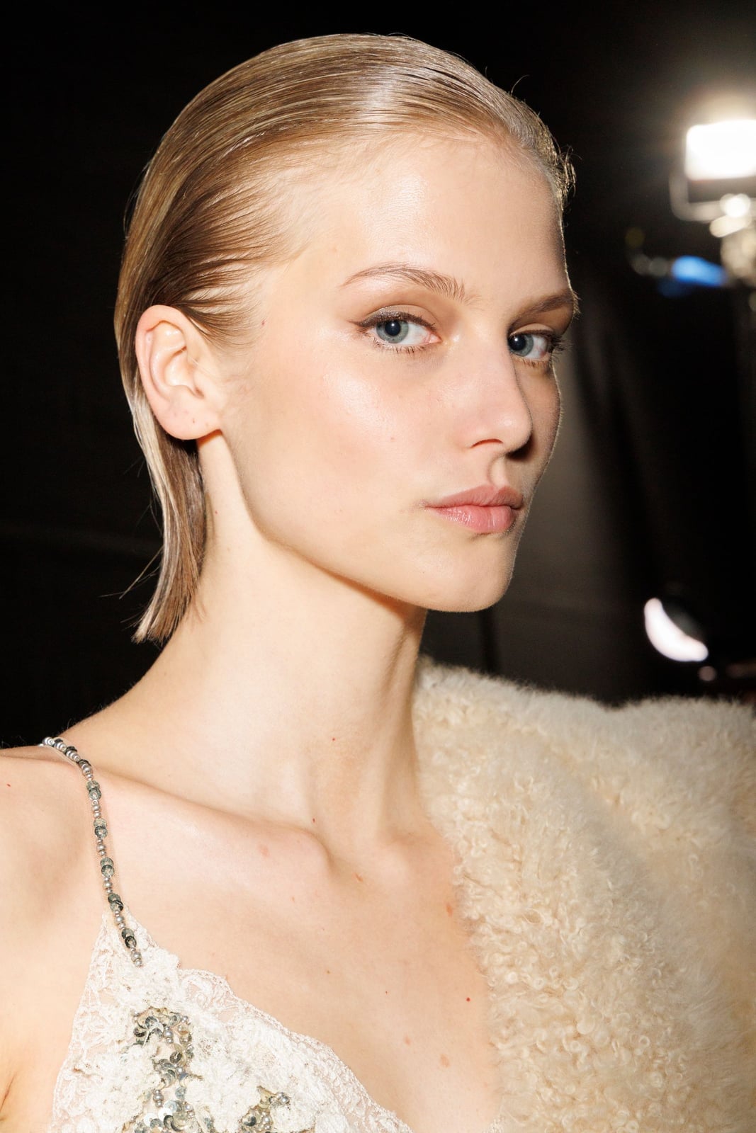 High Gloss Blonde Bob Wet Look High Gloss Blonde Bob Wet Look — Simple Slicked Back Hair