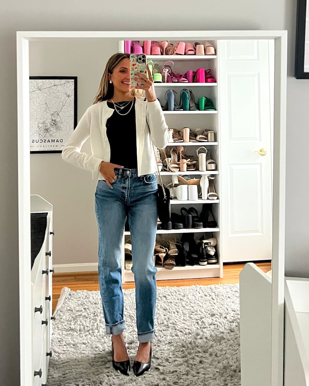 White Cardigan Over Black Top with Cuffed Jeans White Cardigan Over Black Top with Cuffed Jeans — Simple Smart Casual Outfits