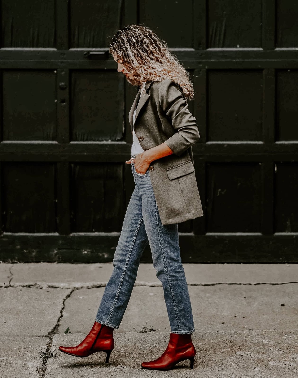 Gray Oversized Blazer with Red Ankle Boots Gray Oversized Blazer with Red Ankle Boots — Simple Smart Casual Outfits