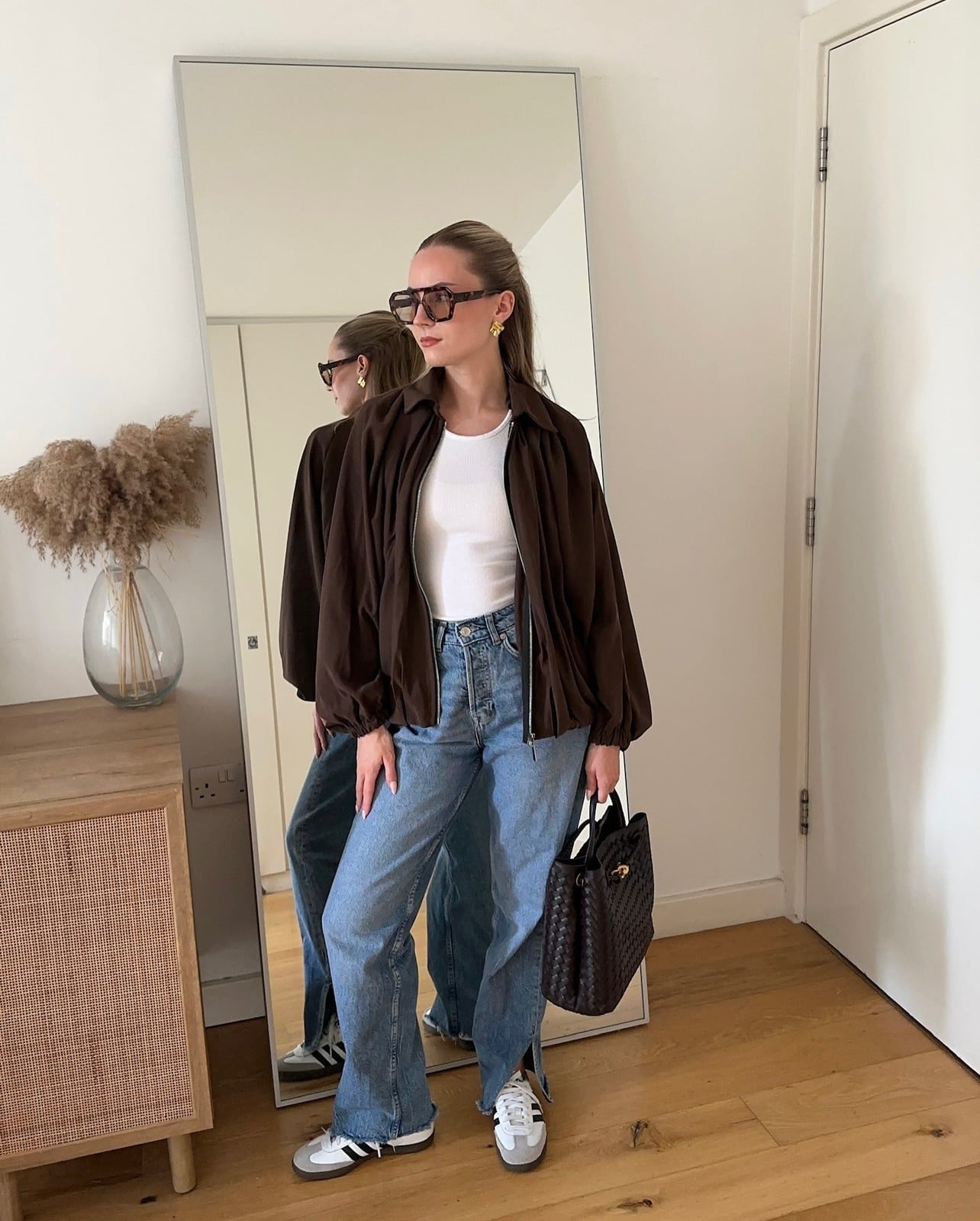 Brown Oversized Jacket with White Tank and Wide Leg Jeans Brown Oversized Jacket with White Tank and Wide Leg Jeans — Simple Smart Casual Outfits