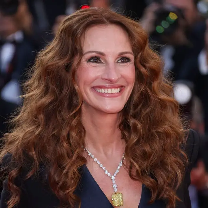 Mid-Back Length Natural Wavy Hair Mid-Back Length Natural Wavy Hair — Simple Soft Curls