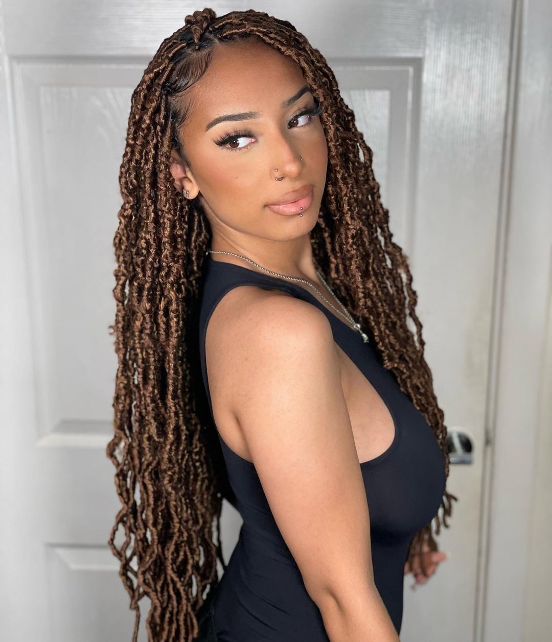 Mid-Back Locs Dimensional Brown And Blonde Mid-Back Locs Dimensional Brown And Blonde — Simple Soft Locs Hairstyles