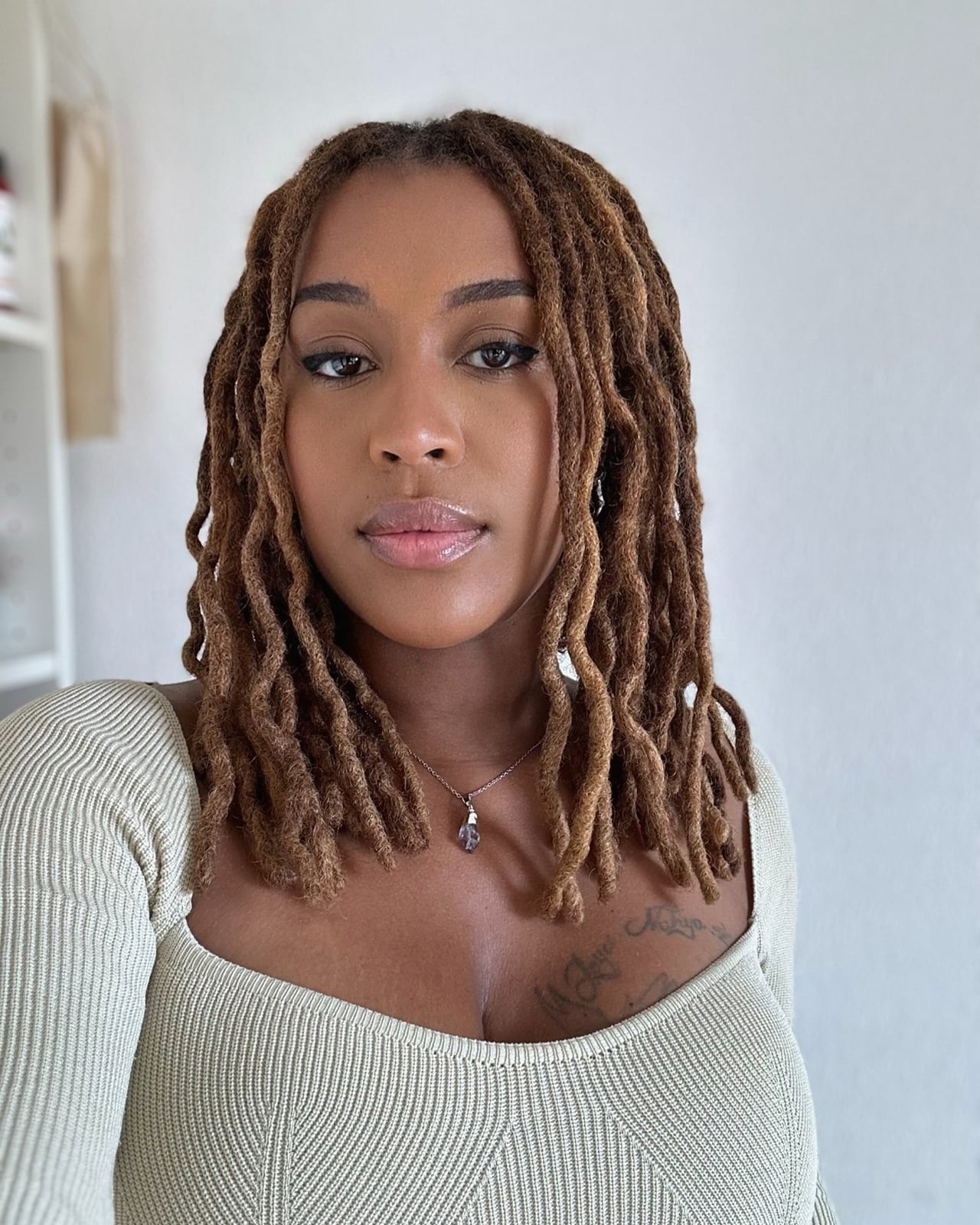 Collarbone Locs With Dimensional Blonde Highlights Collarbone Locs With Dimensional Blonde Highlights — Simple Soft Locs Hairstyles