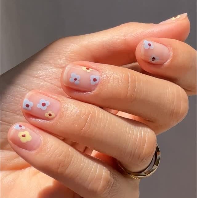 Sheer Nude Floral Mini Short Square Nails Sheer Nude Floral Mini Short Square Nails — Simple Squoval Nails