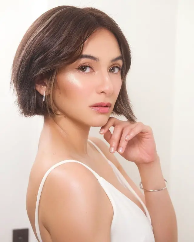 Chin Length Bob With Curtain Bangs and Showcasing The Haircut'S Shape — Simple Straight Hair Haircuts