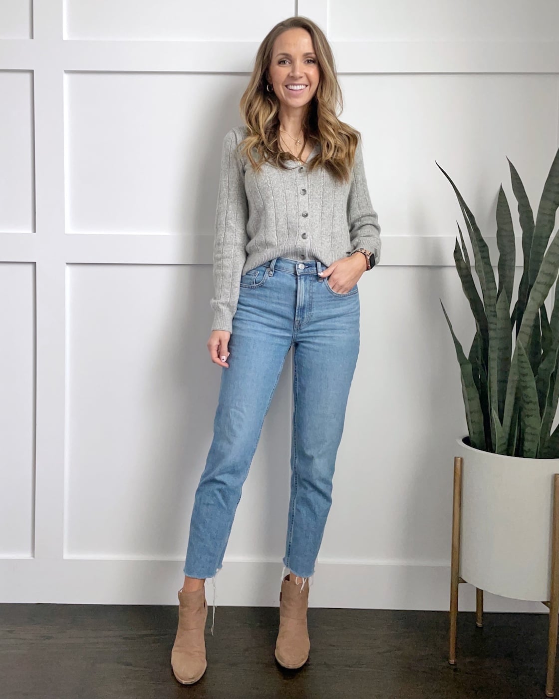 Ribbed Cardigan With Light Wash Jeans and Tan Ankle Boots Ribbed Cardigan With Light Wash Jeans and Tan Ankle Boots — Simple Straight Leg Jeans Outfits