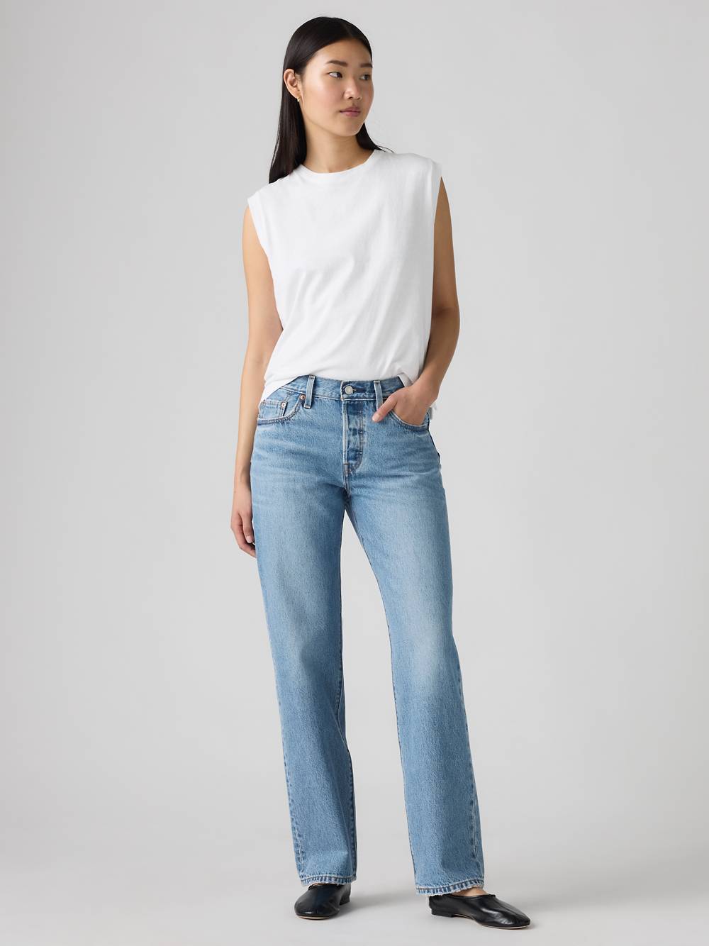 Sleeveless T-shirt With Light Wash Straight Leg Jeans Sleeveless T-shirt With Light Wash Straight Leg Jeans — Simple Straight Leg Jeans Outfits
