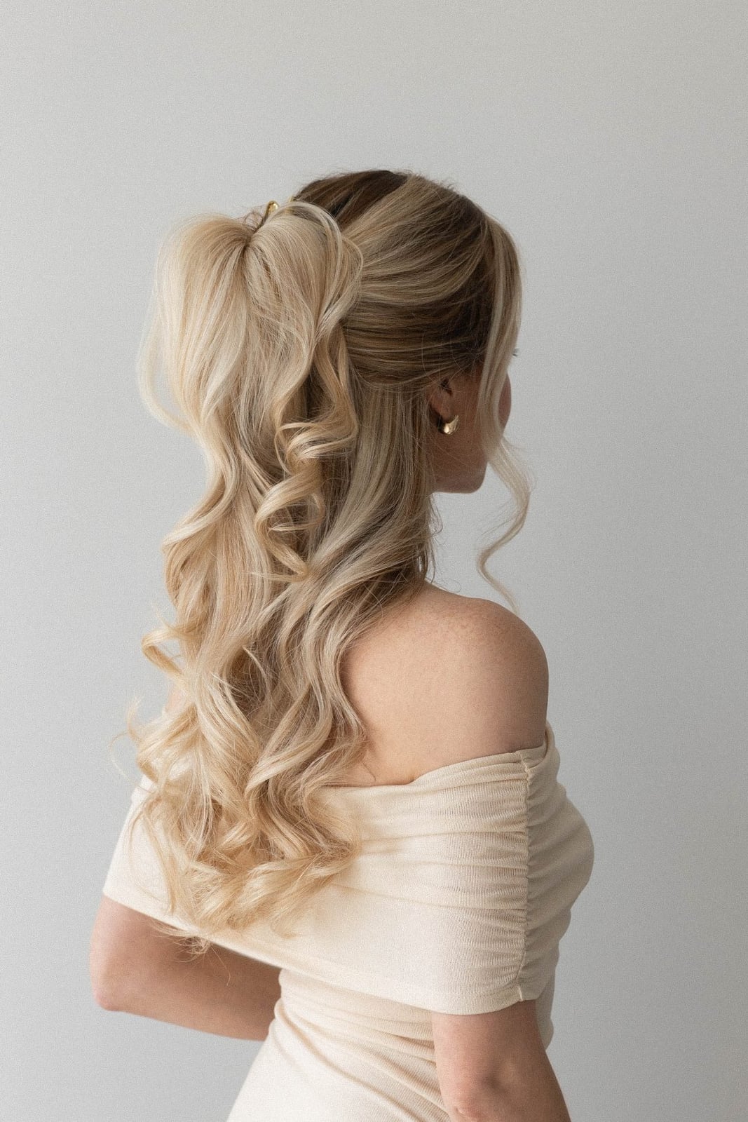 High Ponytail With Loose Blonde Curls High Ponytail With Loose Blonde Curls — Simple Strapless Dresses Hairstyles