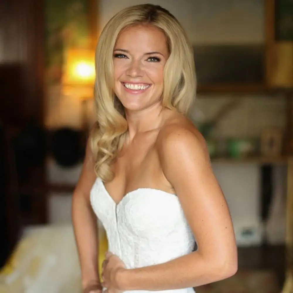 Blonde Collarbone Curls With Glossy Finish Blonde Collarbone Curls With Glossy Finish — Simple Strapless Dresses Hairstyles