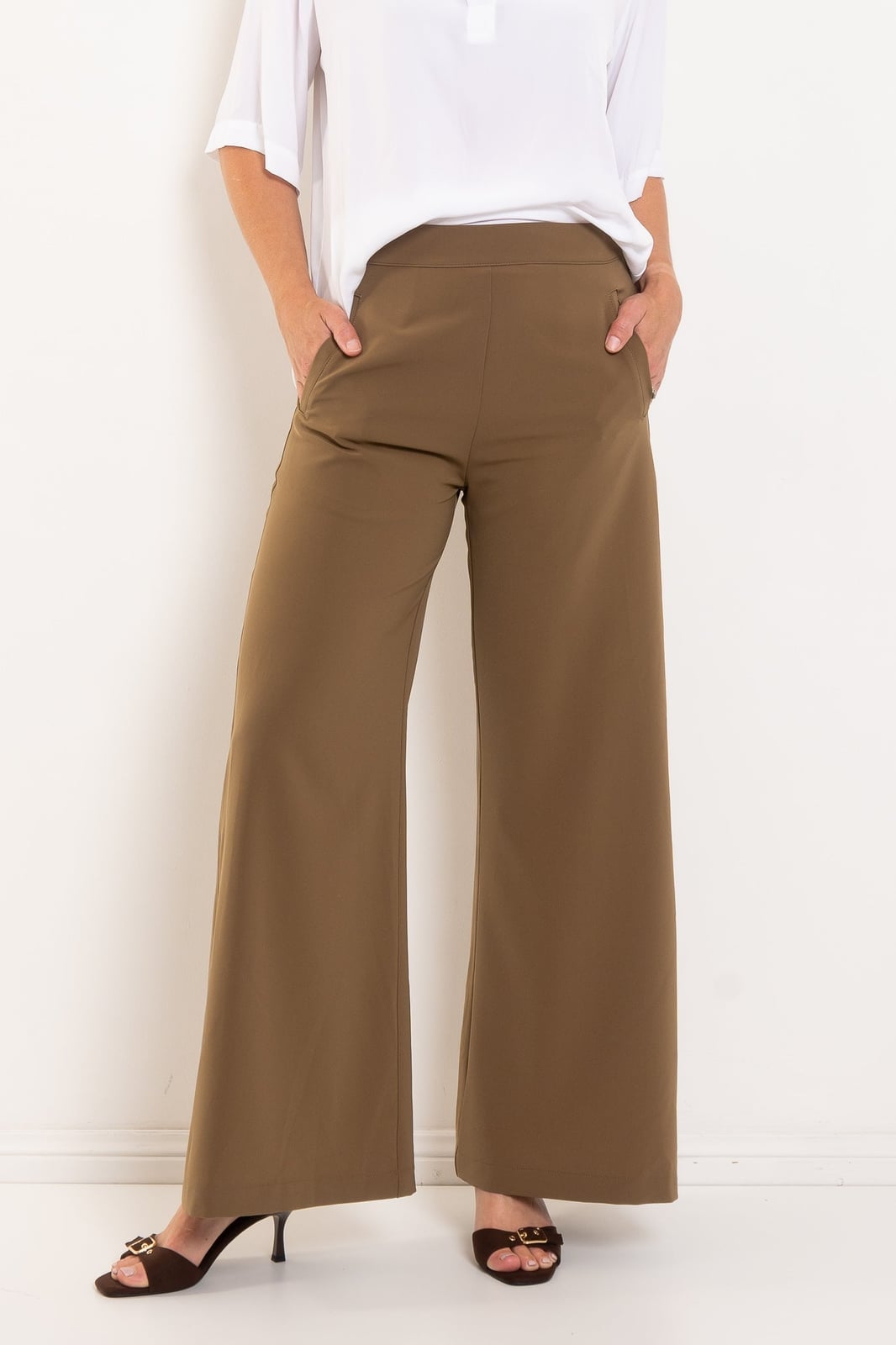 Brown Wide Leg Trousers with a White T-Shirt and Smooth Woven Fabric Brown Wide Leg Trousers with a White T-Shirt and Smooth Woven Fabric — Simple Tan Pants Outfits