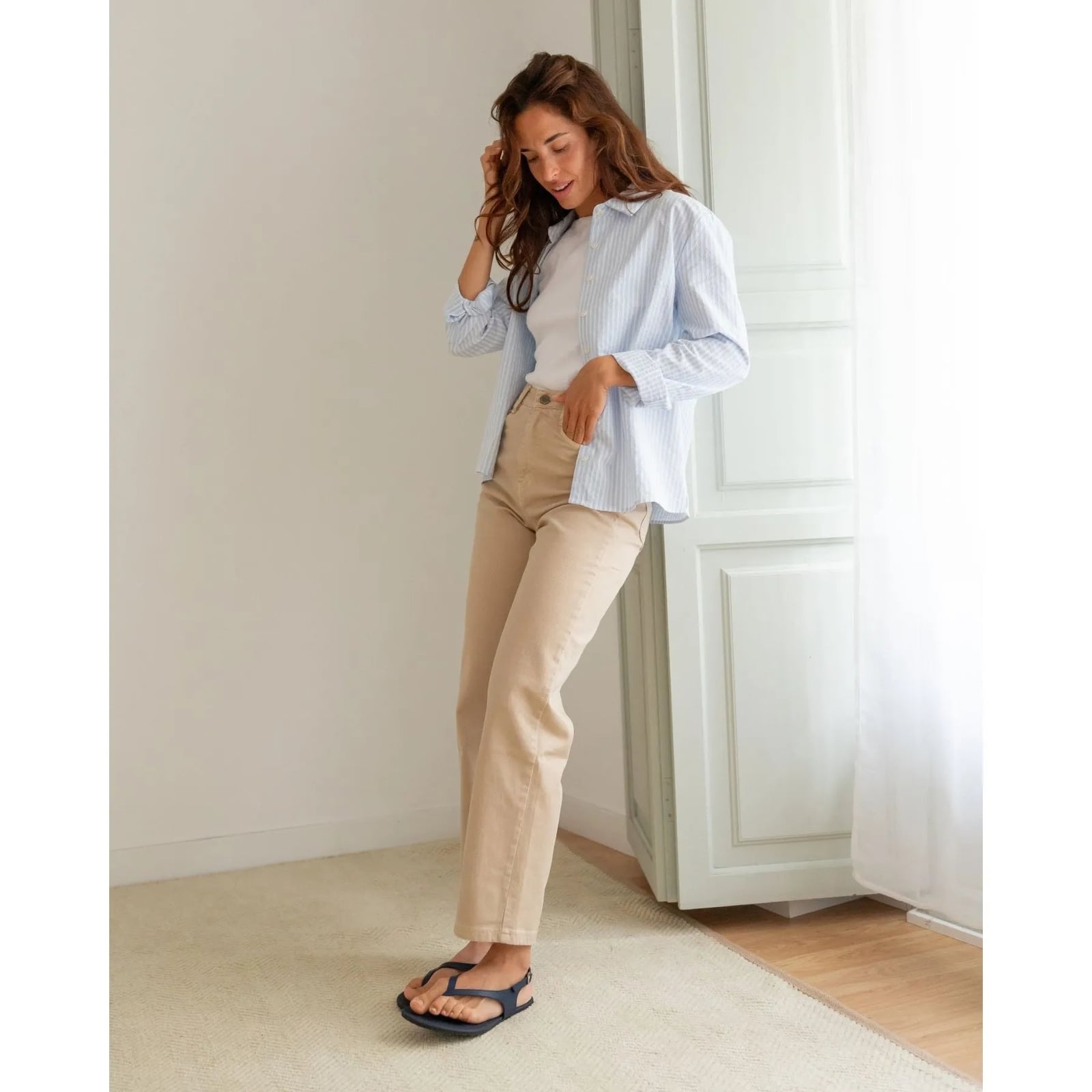 Tan Straight Leg Trousers with Layered Shirts, Close-Up Take Tan Straight Leg Trousers with Layered Shirts, Close-Up Take — Simple Tan Pants Outfits