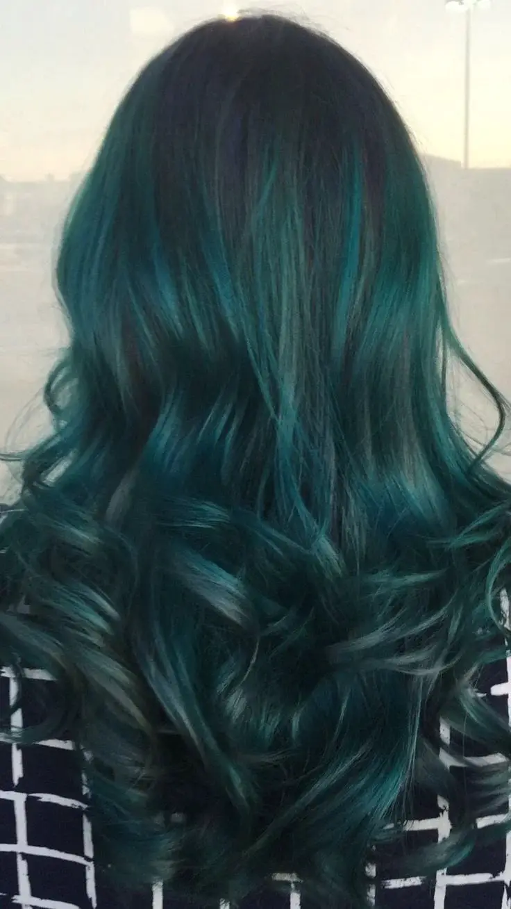 Mid-Back Layers With Prominent Teal, Wavy Mid-Back Layers With Prominent Teal, Wavy — Simple Teal Highlights