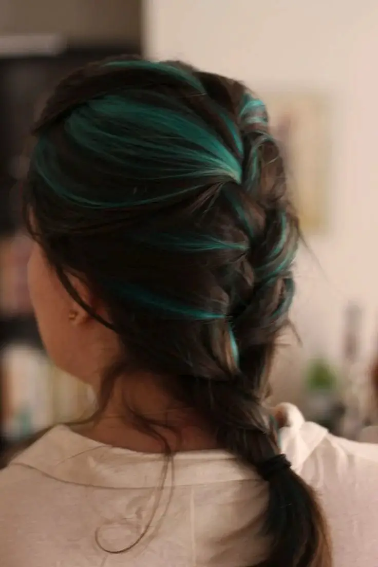 Mid-Back Wavy Hair With Teal Dimension Mid-Back Wavy Hair With Teal Dimension — Simple Teal Highlights