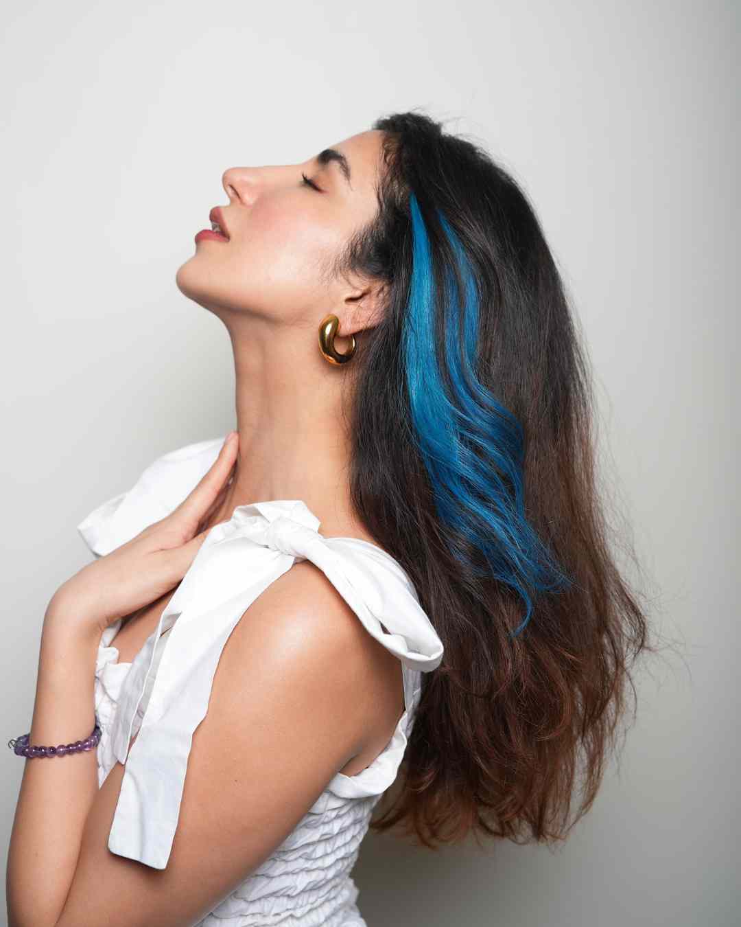Mid-Back Waves With Interspersed Teal Streaks Mid-Back Waves With Interspersed Teal Streaks — Simple Teal Highlights