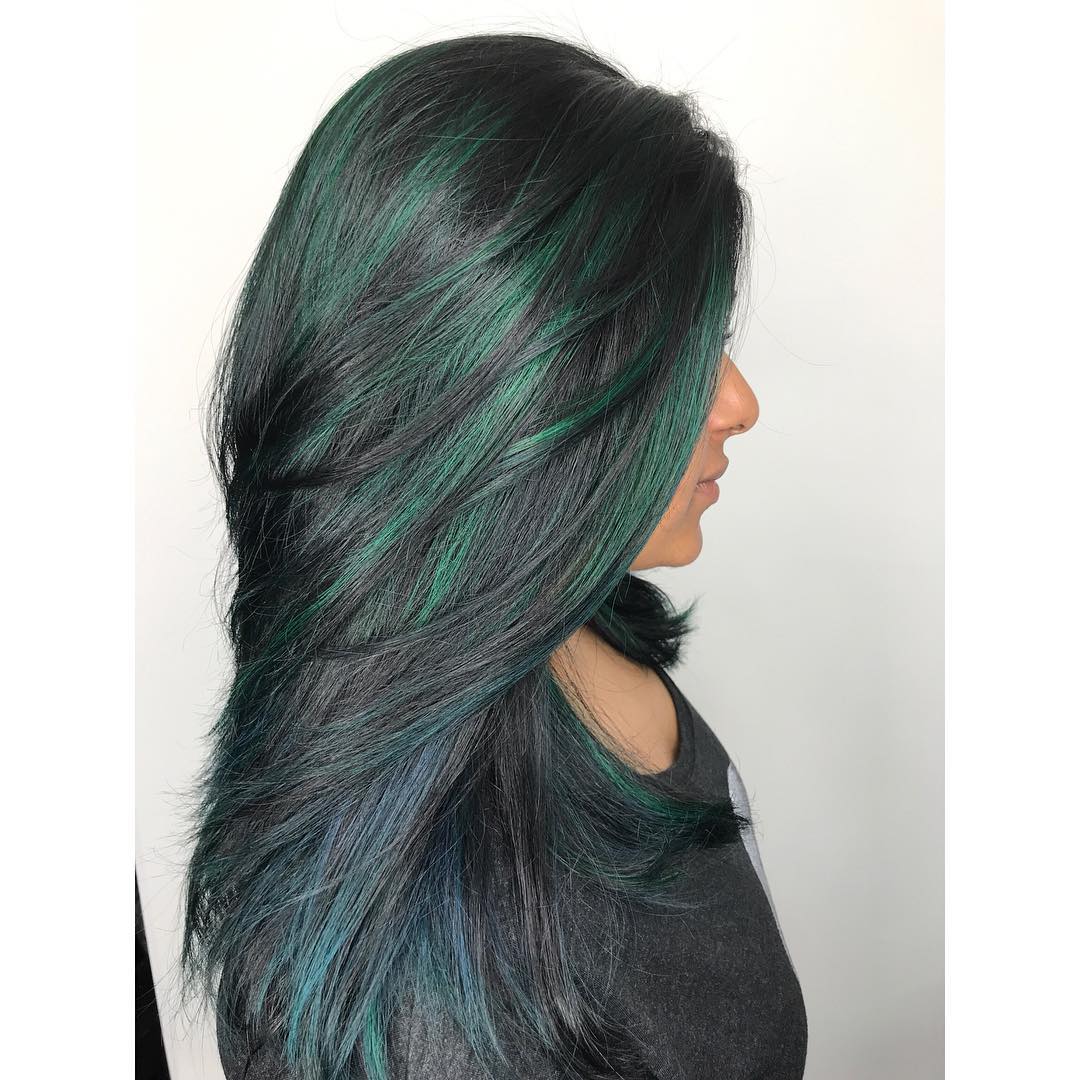 Mid-Back Layers With Rich Teal Color Mid-Back Layers With Rich Teal Color — Simple Teal Highlights