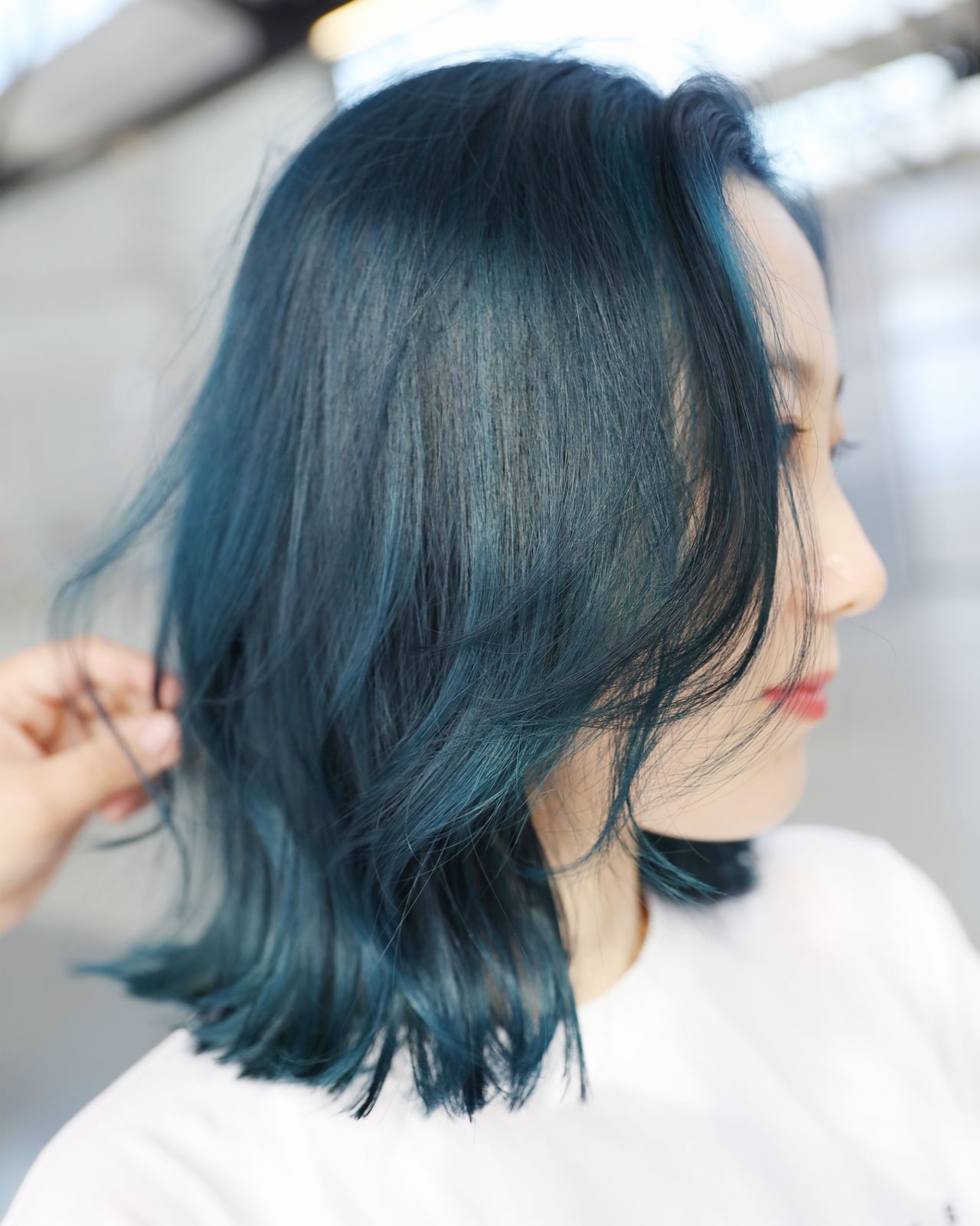 Collarbone Lob With Vivid Teal Highlights Collarbone Lob With Vivid Teal Highlights — Simple Teal Highlights
