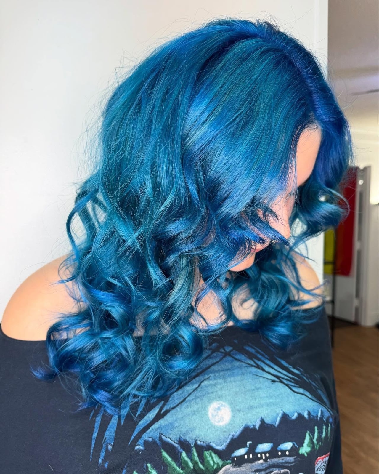 Shoulder Length Waves With Teal Highlights Shoulder Length Waves With Teal Highlights — Simple Teal Highlights