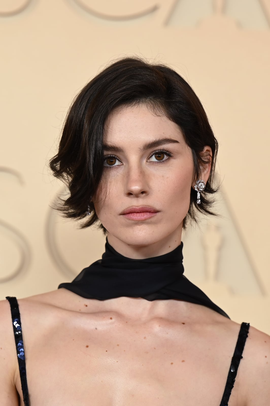 Wavy Dark Brown Bob With Curtain Bangs Wavy Dark Brown Bob With Curtain Bangs — Simple Thinning Hairstyles