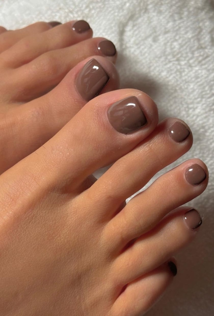 Glossy Medium Brown Nude Short Square Toenails With Solid Color Glossy Medium Brown Nude Short Square Toenails With Solid Color — Simple Toe Nails Colors