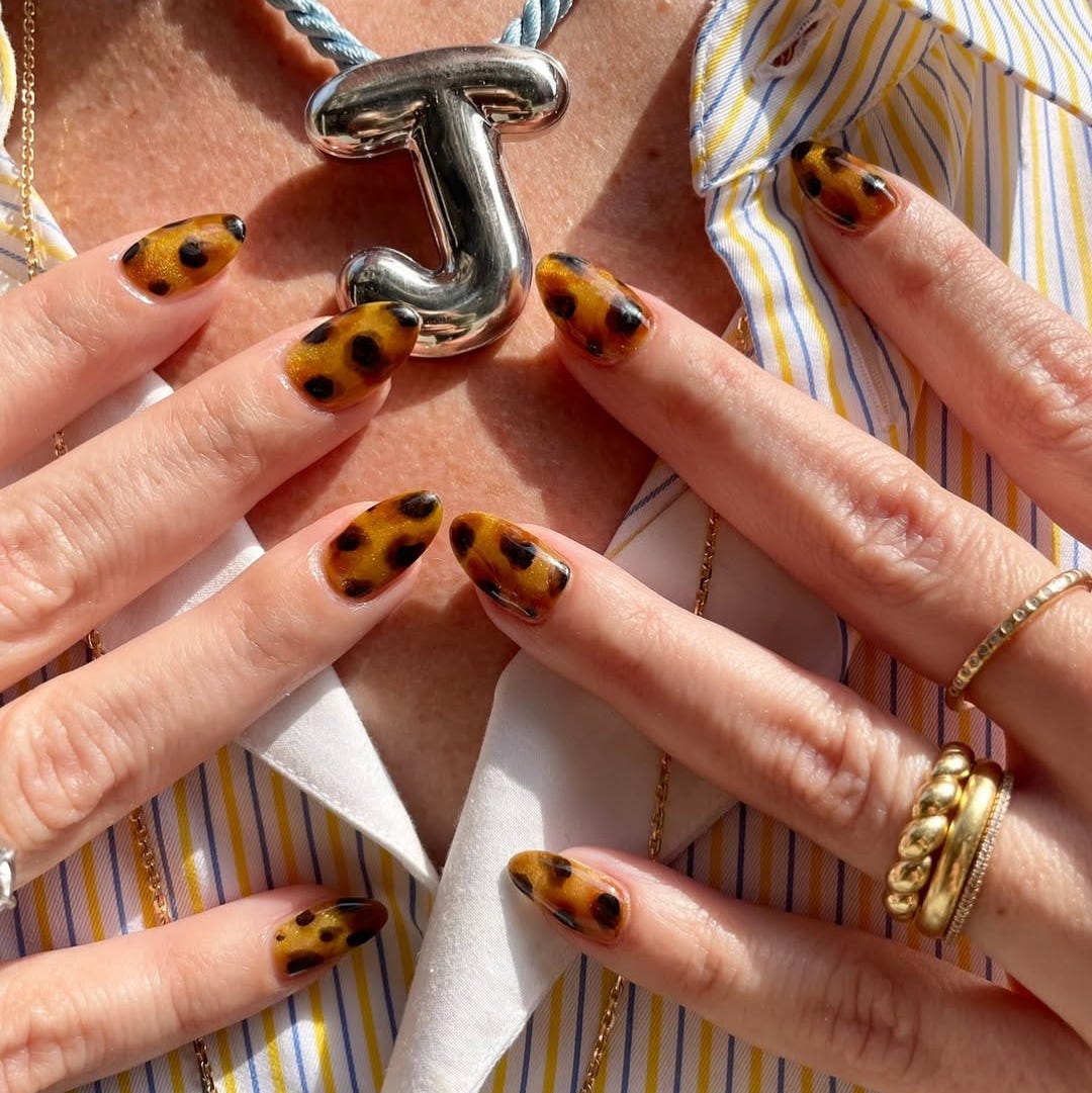 Medium Almond Golden Tortoise Pattern Medium Almond Golden Tortoise Pattern — Simple Tortoise Nails
