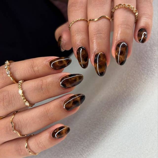 Medium Oval Tortoise French Tip Medium Oval Tortoise French Tip — Simple Tortoise Nails