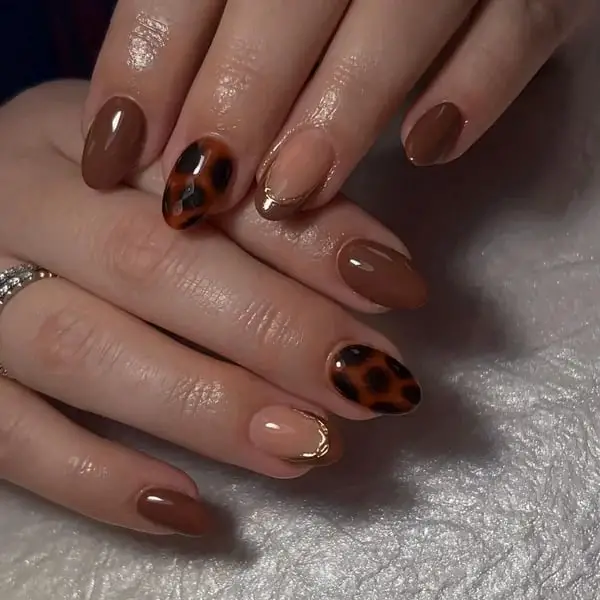 Medium Almond Tortoise Accents with Gold Line Medium Almond Tortoise Accents with Gold Line — Simple Tortoise Nails