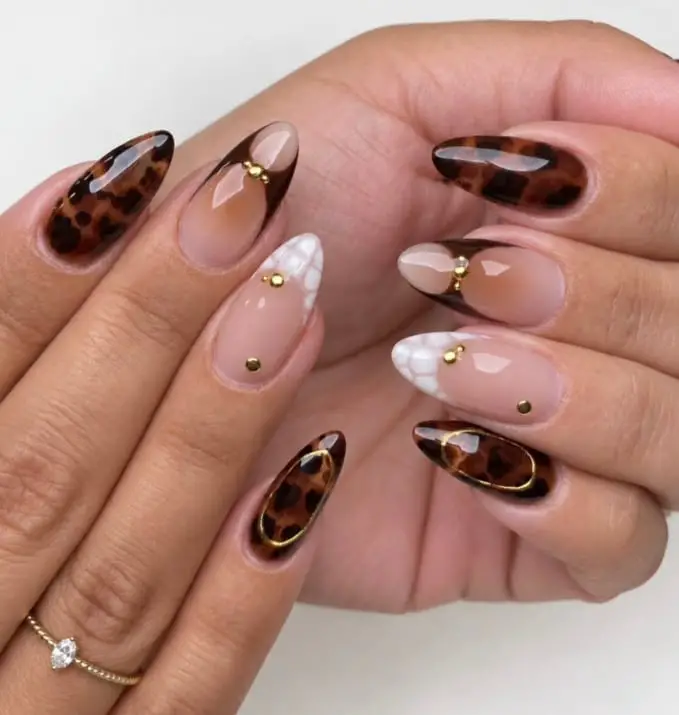 Nude Tortoise Shell Accent Gold Detail Medium Almond Nails — Simple Tortoise Shell Nails