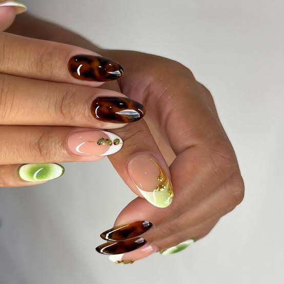 Tortoise Shell Accent Light Green Gradient Medium Almond Nails — Simple Tortoise Shell Nails
