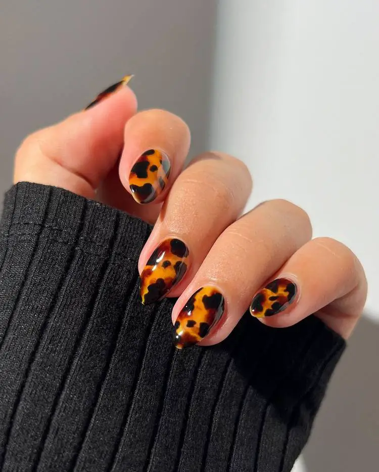 Brown Black Amber Tortoise Shell Short Oval Nails — Simple Tortoise Shell Nails