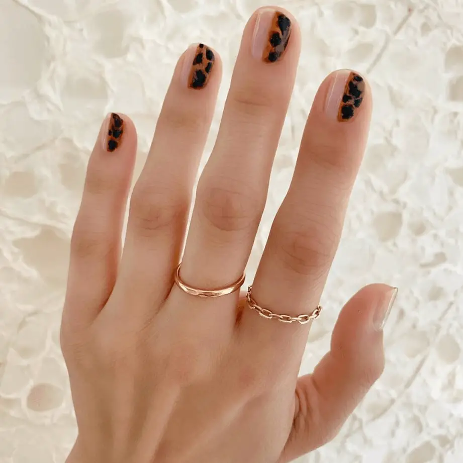 Dark Brown Black Tortoise Shell Tip Short Almond Nails, Close-Up Take — Simple Tortoise Shell Nails
