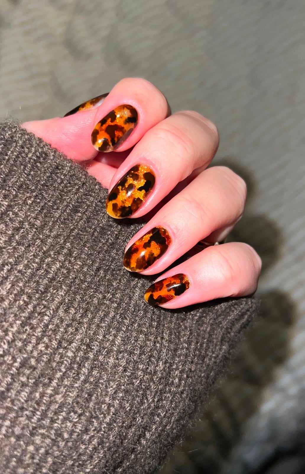 Brown Black Amber Tortoise Shell Gold Glitter Short Oval Nails, Glossy — Simple Tortoise Shell Nails