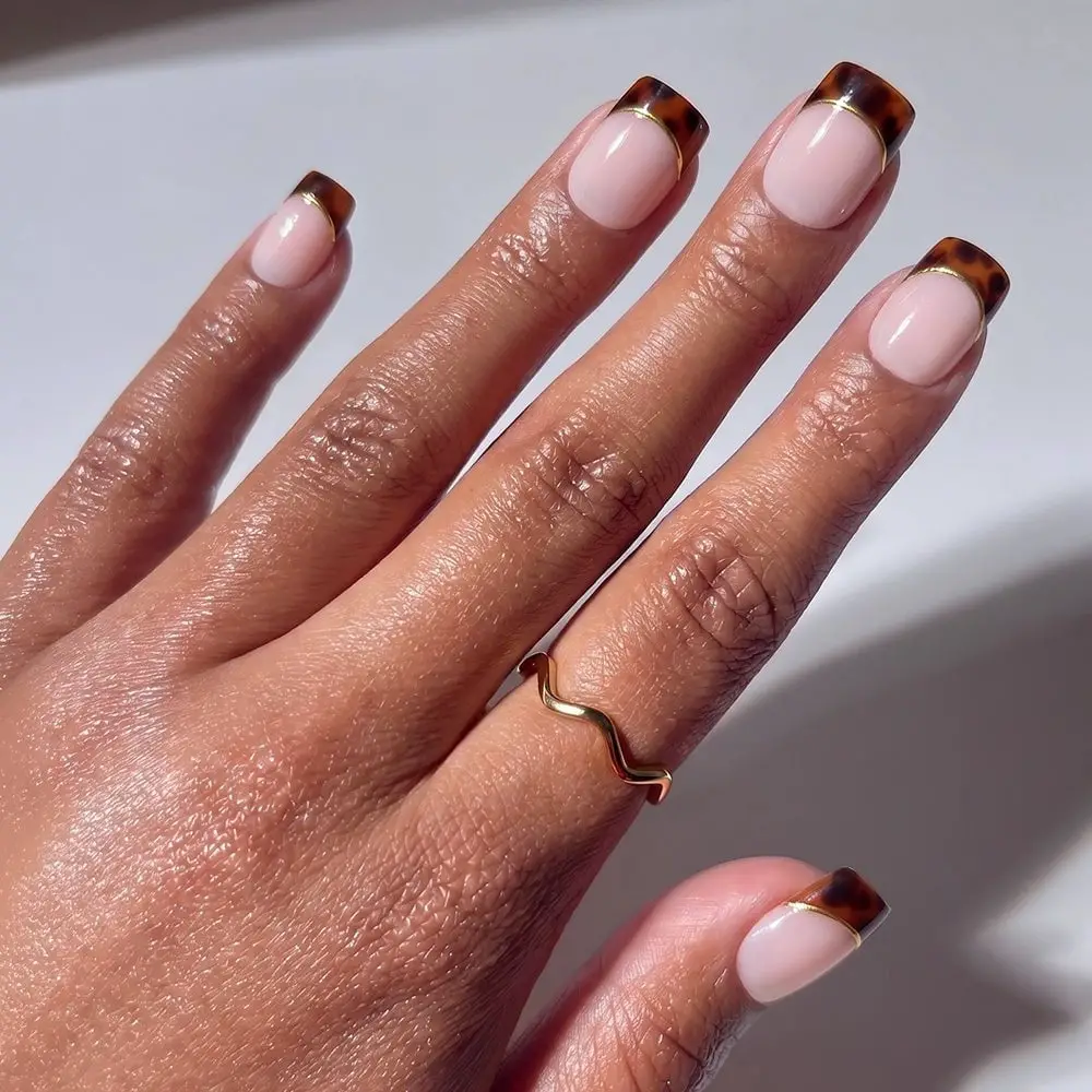Amber Brown Black Tortoise Shell Medium Almond Nails, Close-Up Take — Simple Tortoise Shell Nails