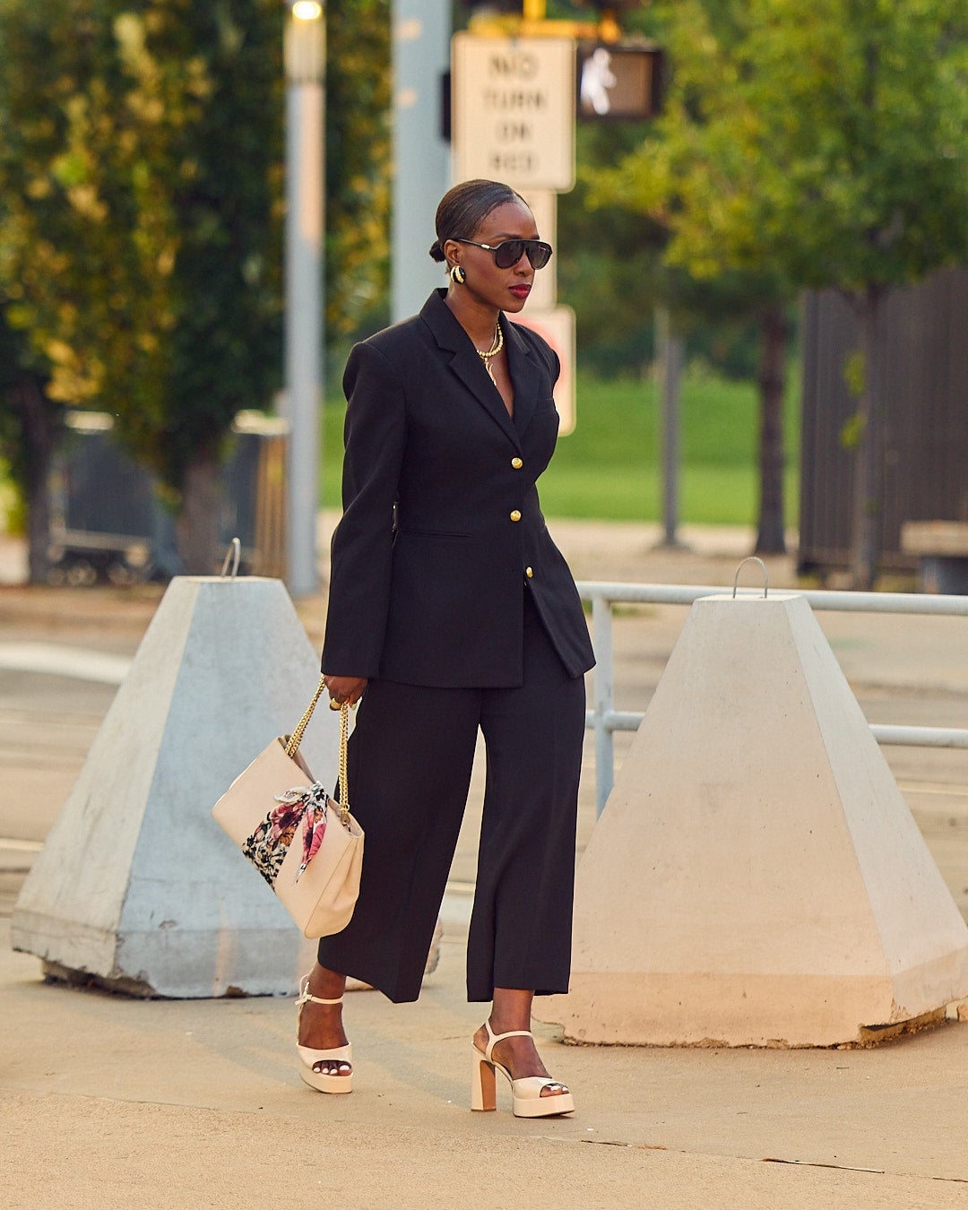 Chic Black Cropped Trousers And Blazer Ensemble Chic Black Cropped Trousers And Blazer Ensemble — Simple Trouser Outfits