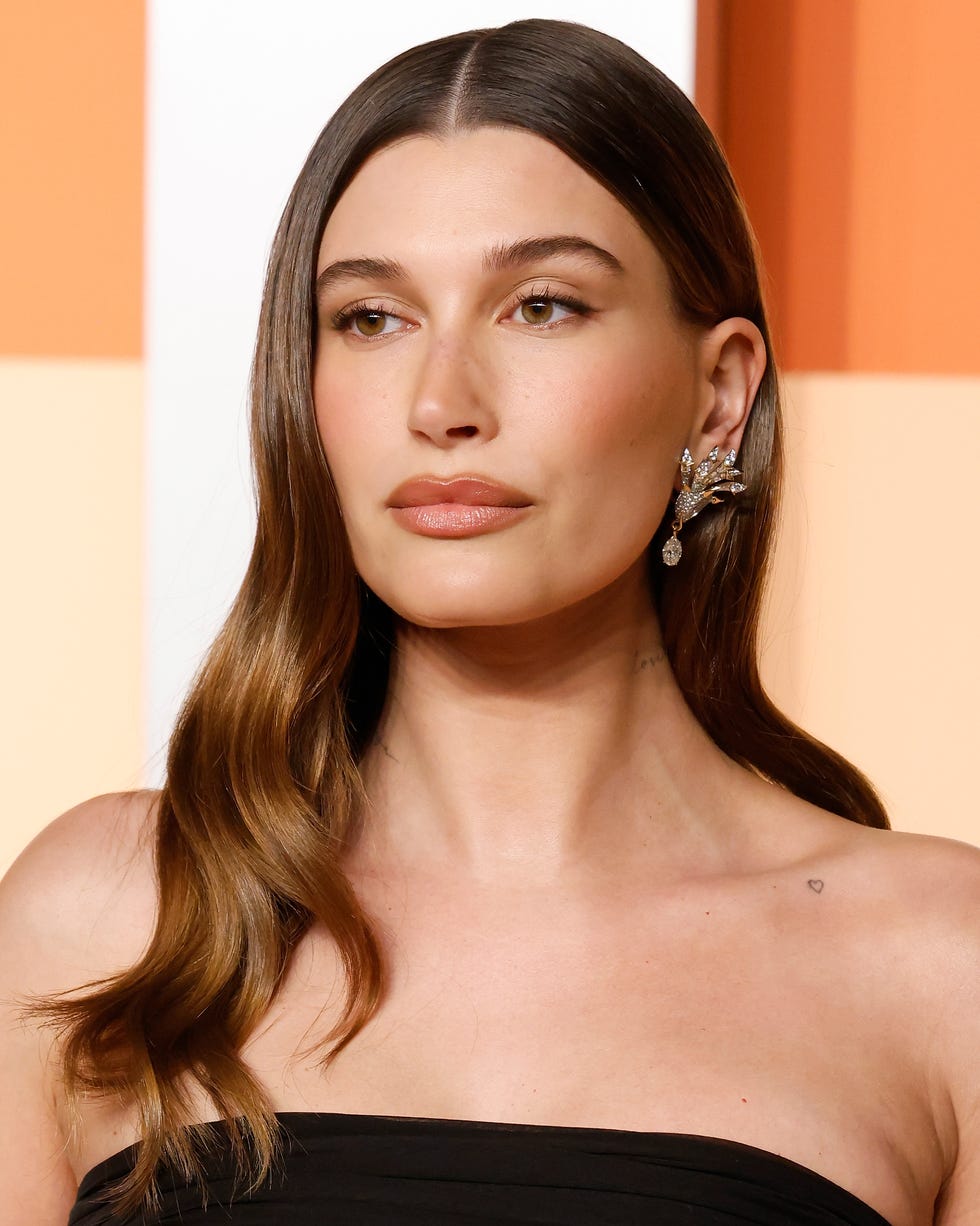 Mid-Back Wavy Layers With Curtain Bangs, Close-Up Take Mid-Back Wavy Layers With Curtain Bangs, Close-Up Take — Simple U Shape Haircuts