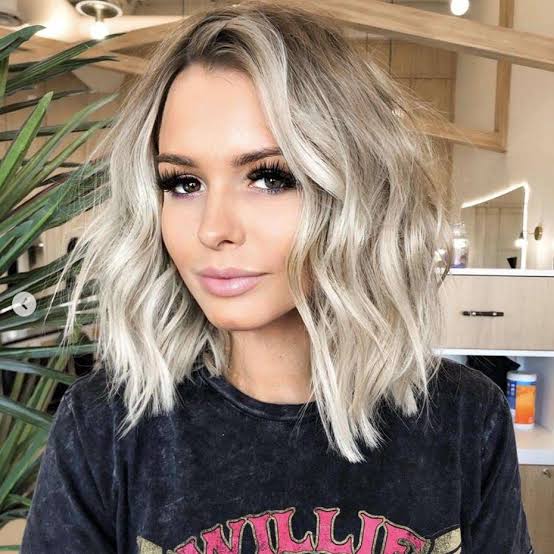 Blonde Lob With Loose Waves And Side Part Blonde Lob With Loose Waves And Side Part — Simple U Shape Haircuts