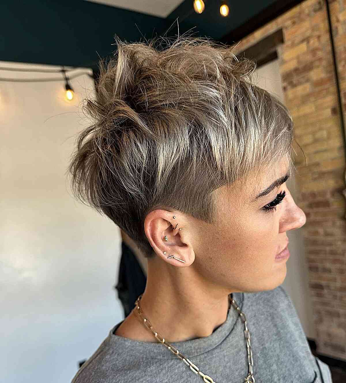 Collarbone Wavy Bob With One Side Undercut Collarbone Wavy Bob With One Side Undercut — Simple Undercut Hairstyles