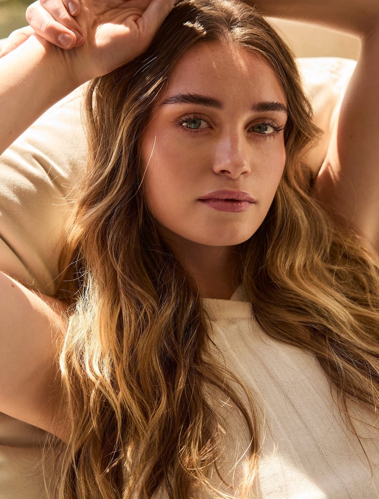 Long Honey Blonde With Glossy Waves Long Honey Blonde With Glossy Waves — Simple Voluminous Hair