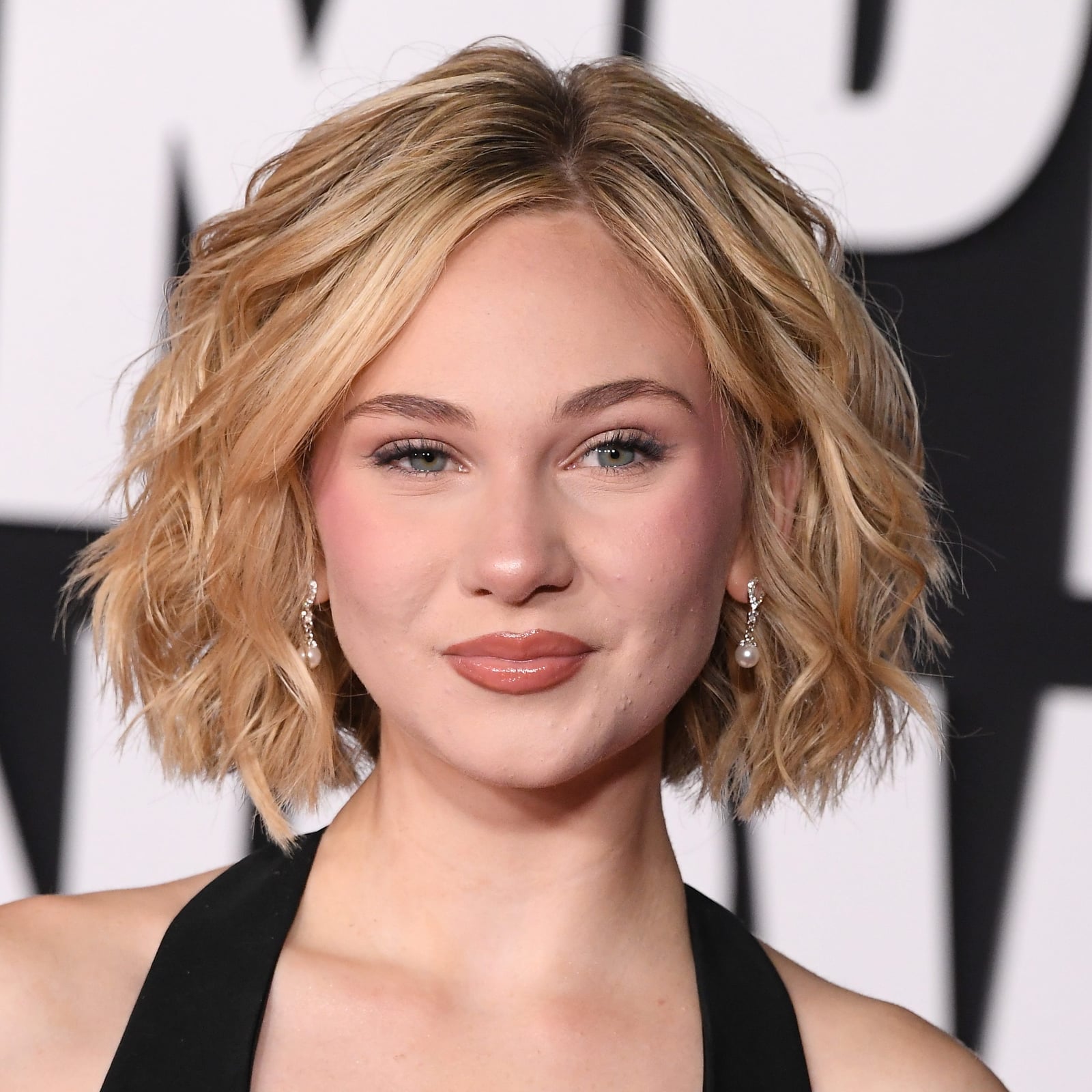 Chin Length Bob With Ash Blonde Chin Length Bob With Ash Blonde — Simple Wavy Haircuts