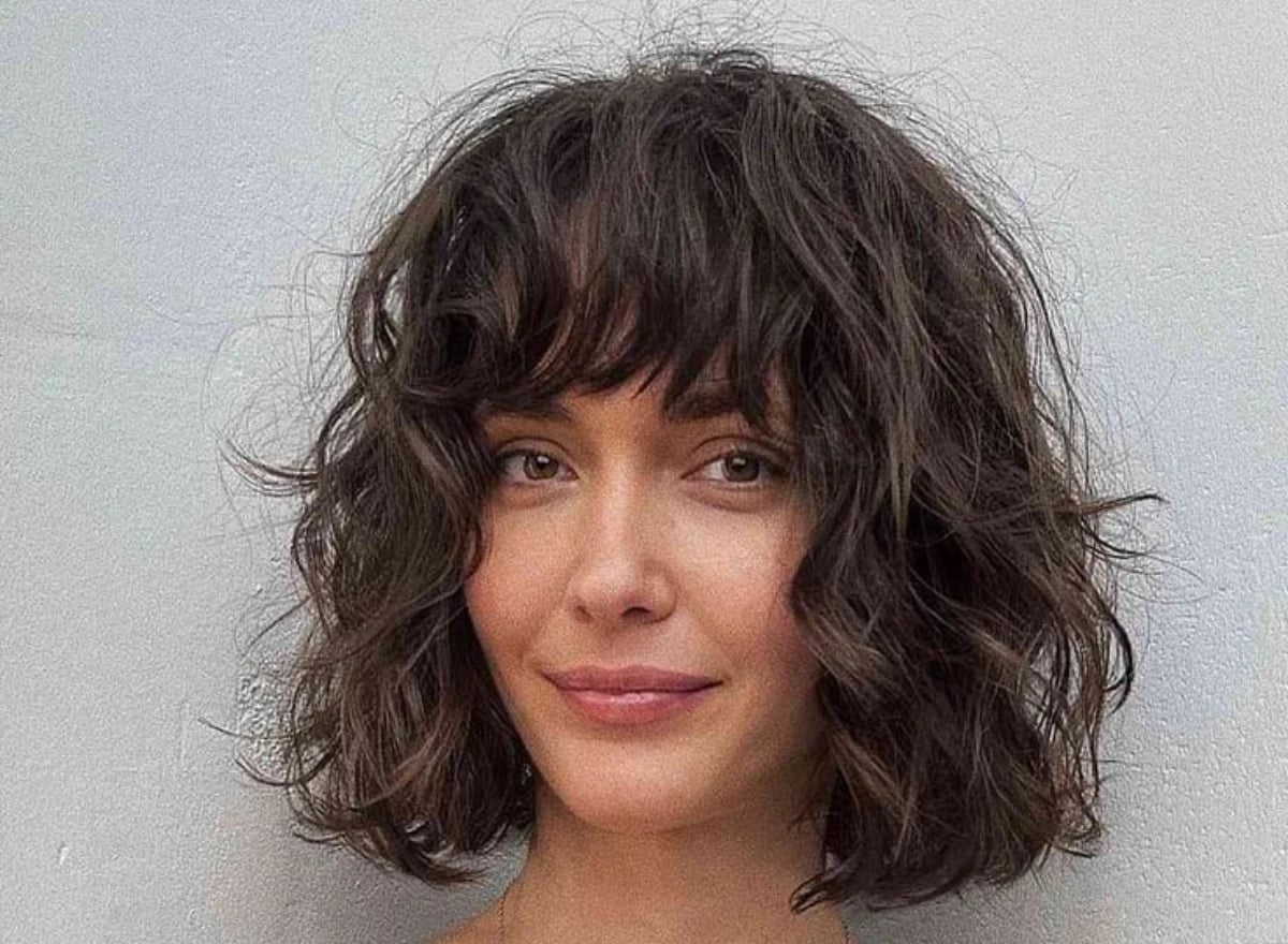 Chin Length Bob With Curtain Bangs Chin Length Bob With Curtain Bangs — Simple Wavy Haircuts