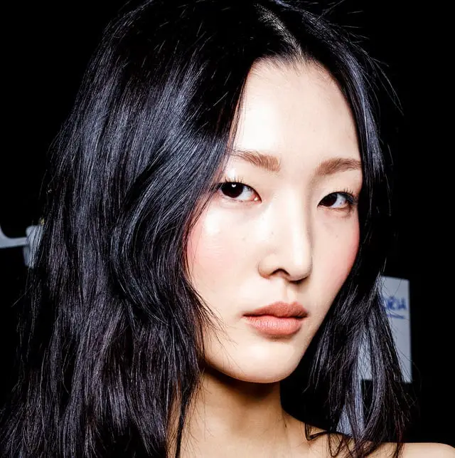Collarbone Layers With Curtain Bangs, Close-Up Take Collarbone Layers With Curtain Bangs, Close-Up Take — Simple Wavy Haircuts
