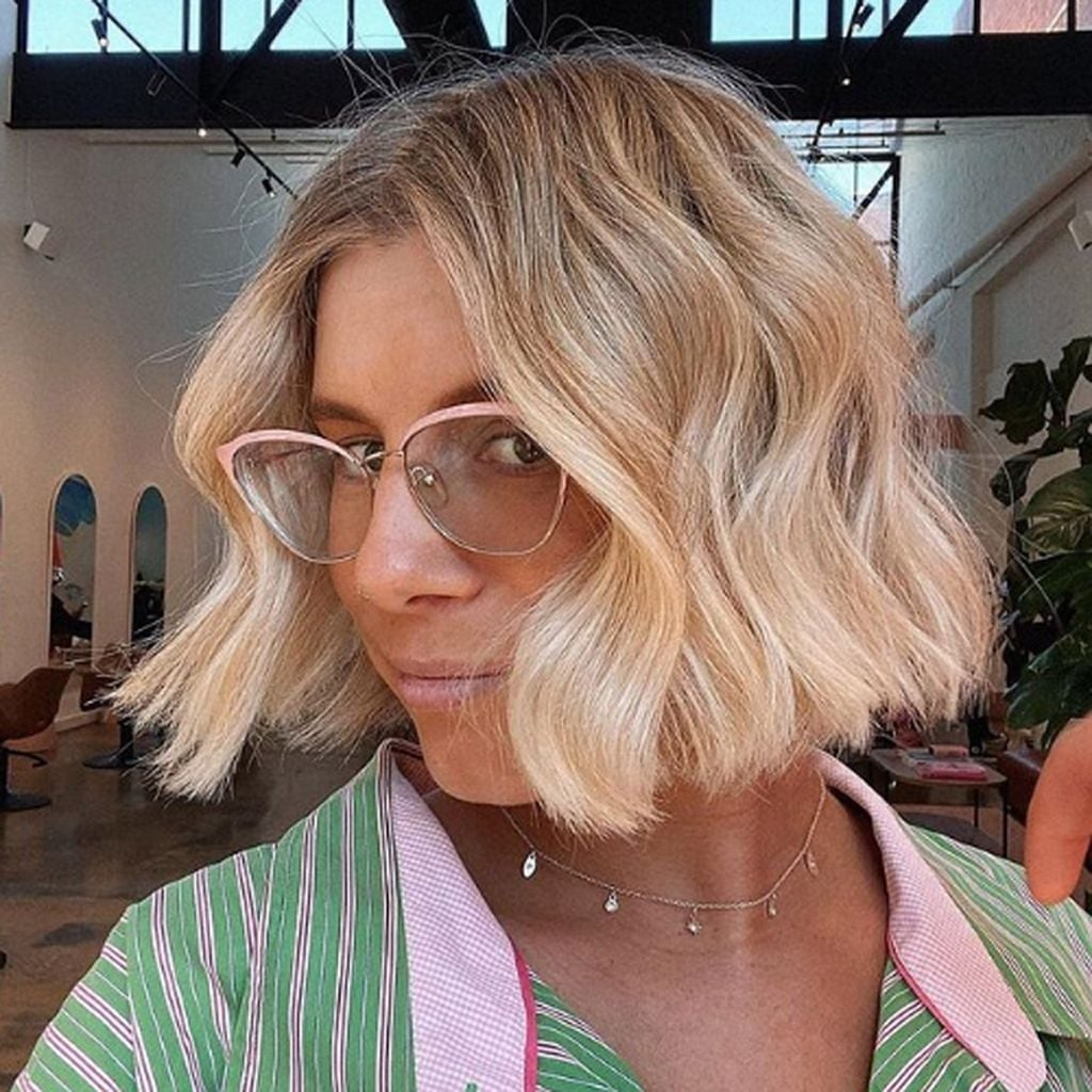 Collarbone Bob With Ash Blonde Bangs Collarbone Bob With Ash Blonde Bangs — Simple Wavy Haircuts
