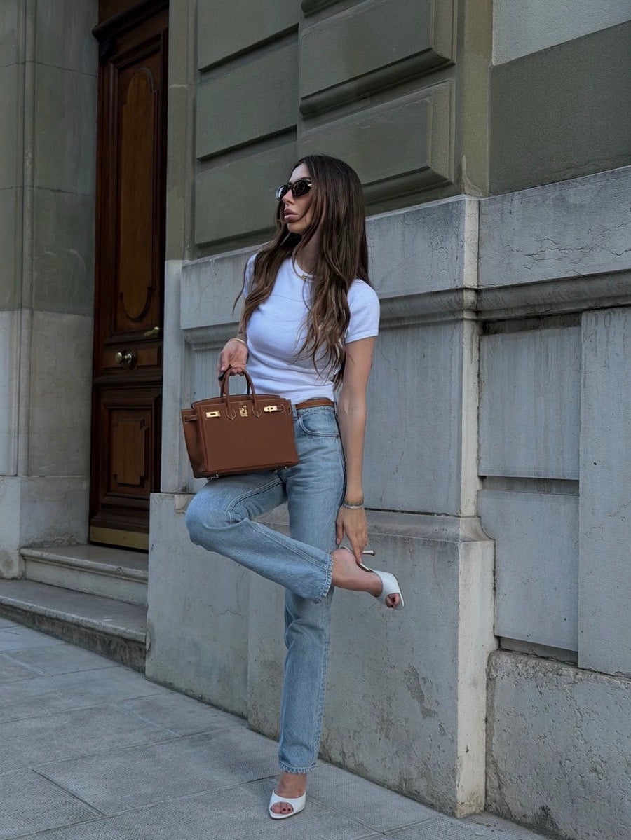 White T-Shirt With Straight Leg Jeans White T-Shirt With Straight Leg Jeans — Simple White Top Outfits