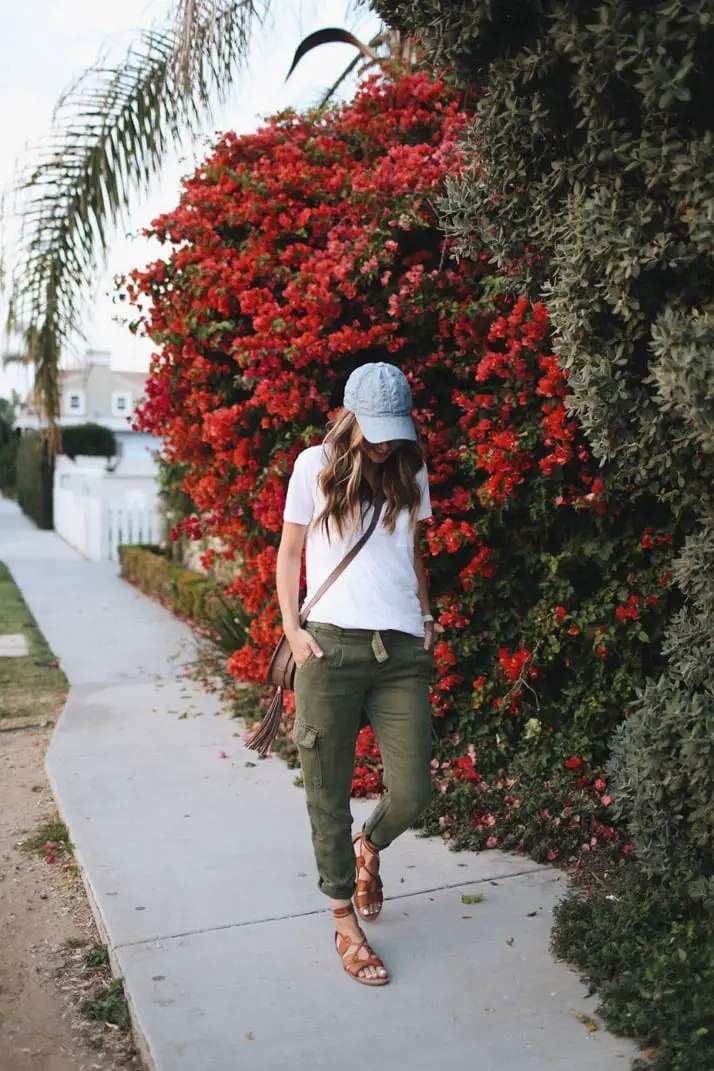 White T-Shirt With Green Cargo Pants and Brown Leather Sandals White T-Shirt With Green Cargo Pants and Brown Leather Sandals — Simple White Top Outfits